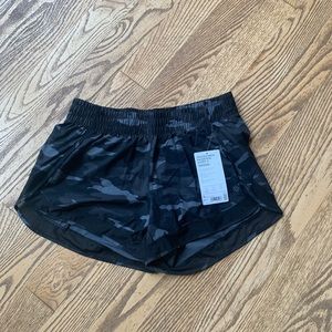 Athleta Mesh Racer Run Short 4” Small Black Camo